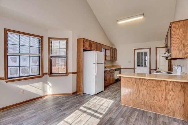 Building Photo - 670 Wellington Dr