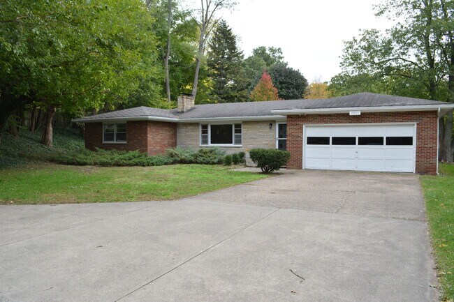 Building Photo - 2003 Lakeshore Dr