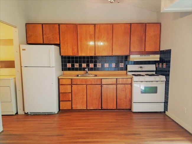 Building Photo - 5216 Castlewood Road, Unit E