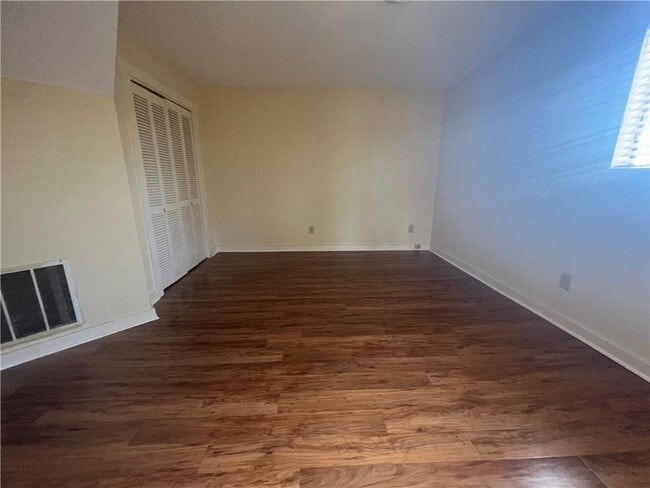 Building Photo - 3208 Lake Rd Cir