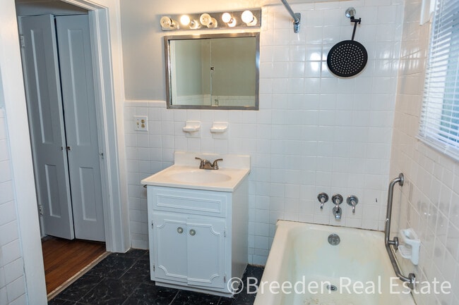 Building Photo - 702 W Union St