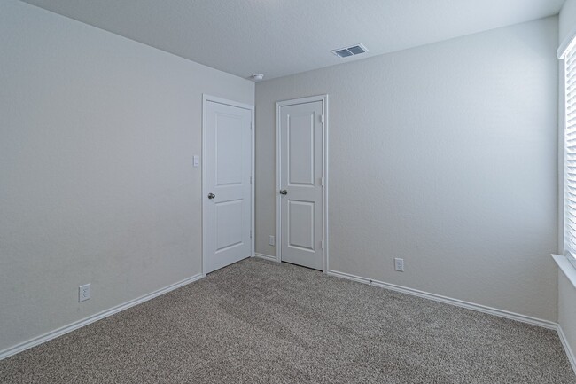 Building Photo - 4 bd/2 ba available NOW!! Wiseman/Talley F...