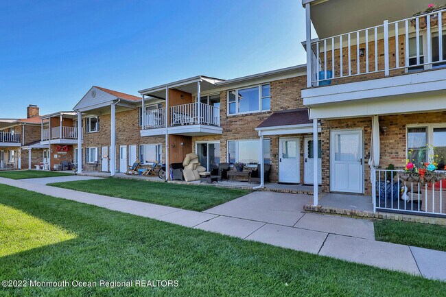 Building Photo - 324 Shore Dr