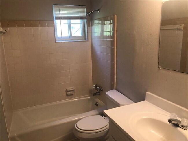 Building Photo - 641 Powder Springs St