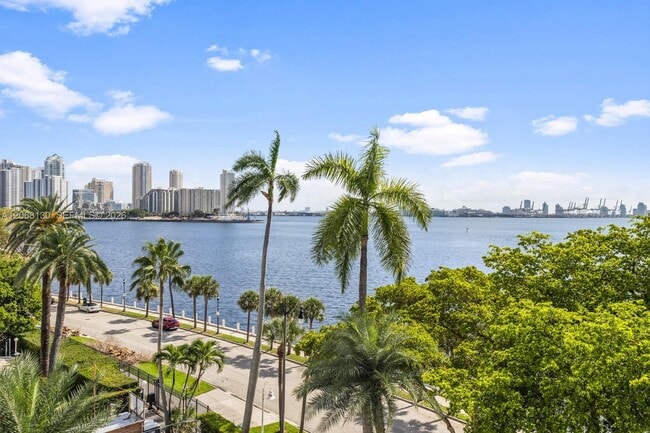 Building Photo - 1420 Brickell Bay Dr