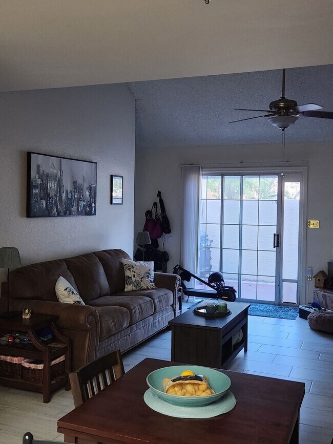 Building Photo - 905 S Lola Ln