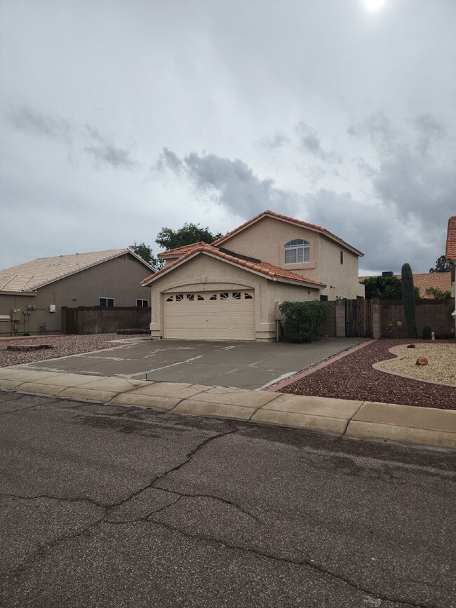 Building Photo - "Spacious 4-Bedroom Glendale Gem with Granite Elegance - 2018 Sq Ft of Comfort!"