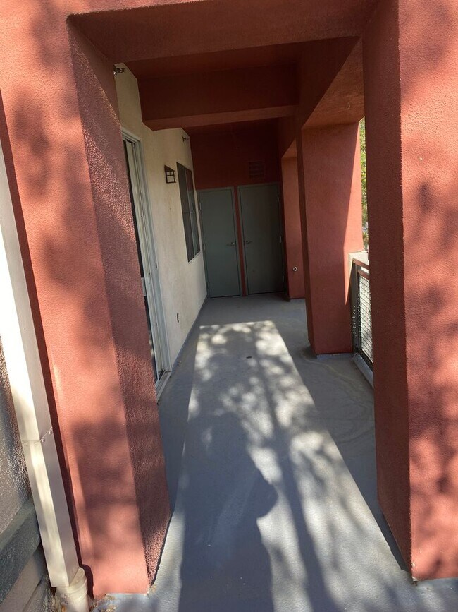 Building Photo - Park Avenue Mid-Rise Condo. Balcony. Full Services HOA