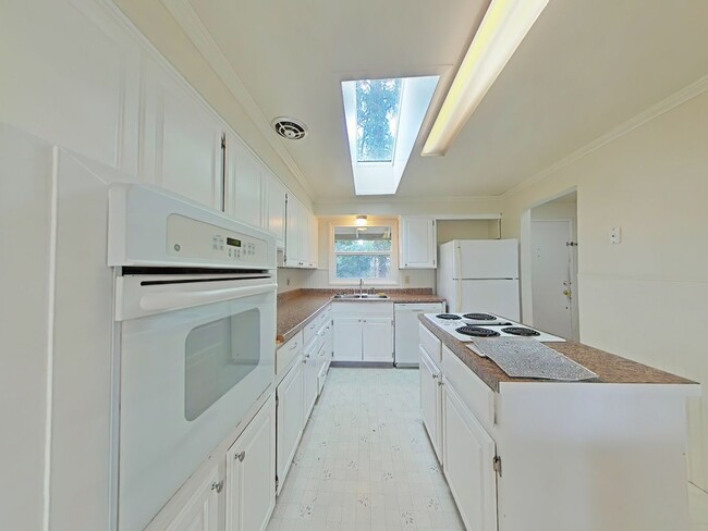 Building Photo - 4 Bedroom House ~ Close to Corvallis Count...