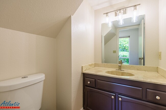 Building Photo - Live Oak Townhouse | Desirable Location