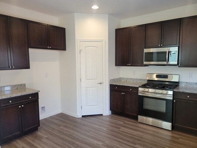 Building Photo - Beautiful 4 bedroom home!