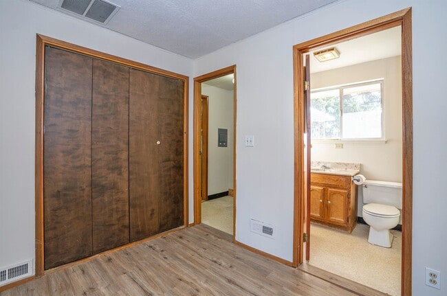 Building Photo - Spacious 4-Bedroom Home with Large Yard, Covered Patio & Garage in Lakewood