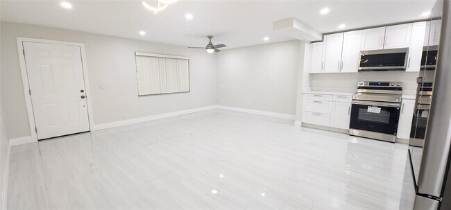 Building Photo - 343 Normandy Ln
