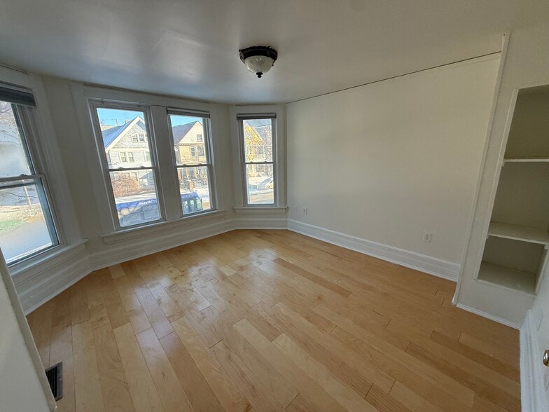 Building Photo - 2547 N Oakland Ave