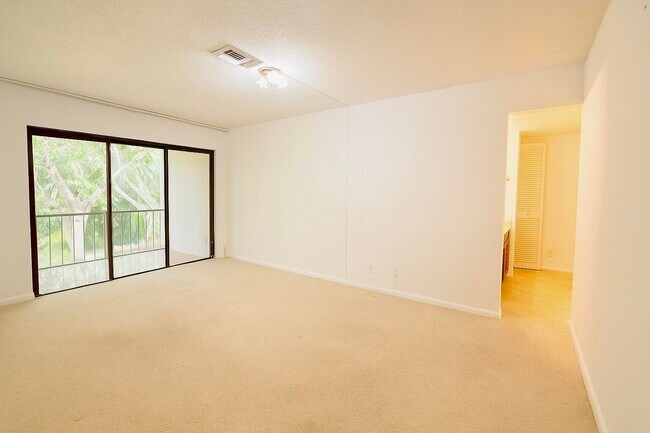 Building Photo - 1739 Embassy Dr