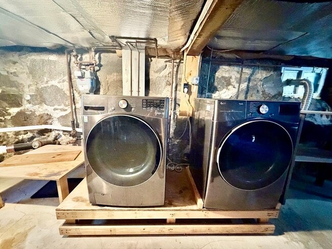 Building Photo - 305 Safford St