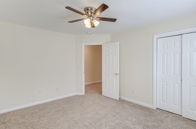 Building Photo - 3 Bedroom Townhouse in Wakefield with 1 Ca...