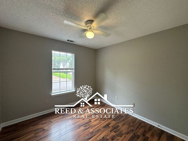 Building Photo - Charming Home Located on Large Corner Lot!