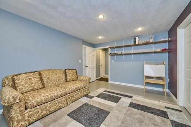 Building Photo - 27 Cranberry Ln