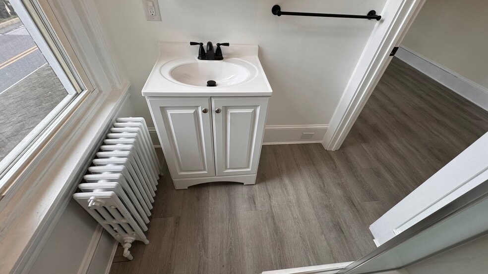 Building Photo - 208 Bridge St