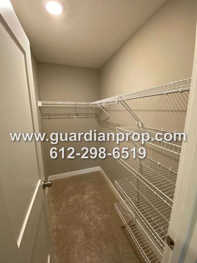 Building Photo - Luxury Townhouse Available June 1st, High End Finishings, Quartz Counters, Large Loft, Huge Prima...