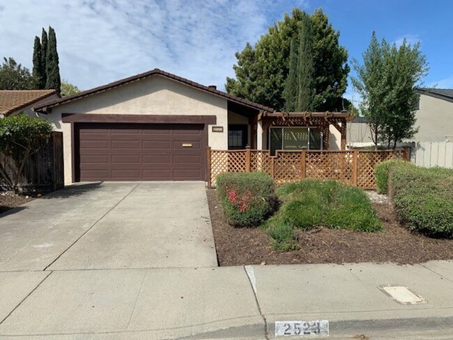 Building Photo - Updated 2-Bedroom Home with 2-Car Garage i...