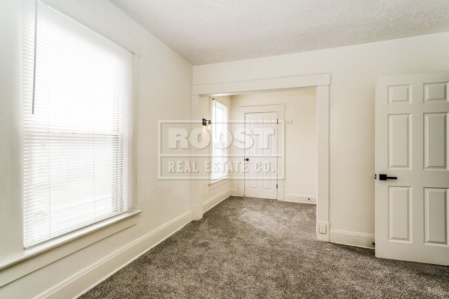 Building Photo - 4 Bedroom 1 Bathroom Single Family Home Available in Columbus!