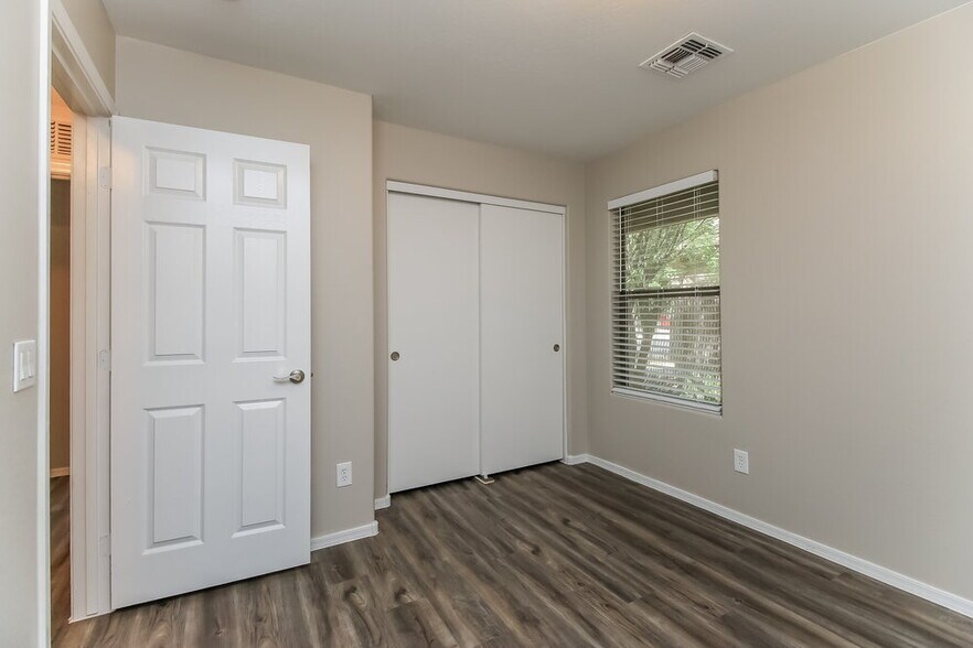 Building Photo - 2443 E Meadow Mist Ln