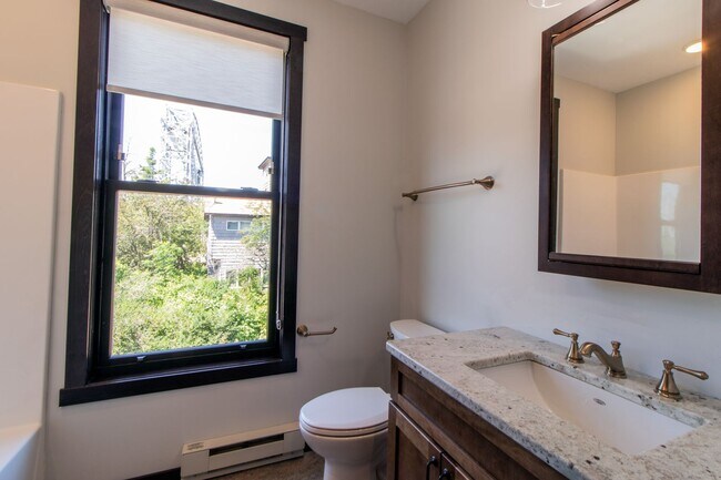 Building Photo - AVAILABLE JULY - Renovated Luxury 1 bed/1 ...