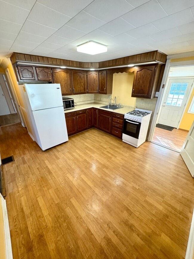 Building Photo - TWO BEDROOM HOME IN PARKLAND SCHOOLS