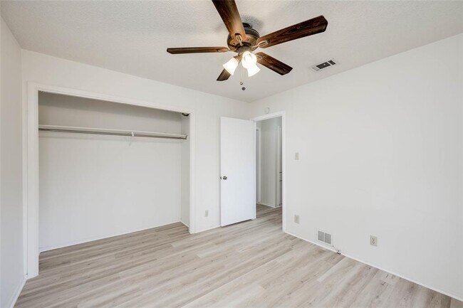 Building Photo - 1402 Meadgreen Cir