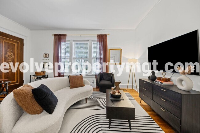 Building Photo - Charming 2 bedroom midtown unit.