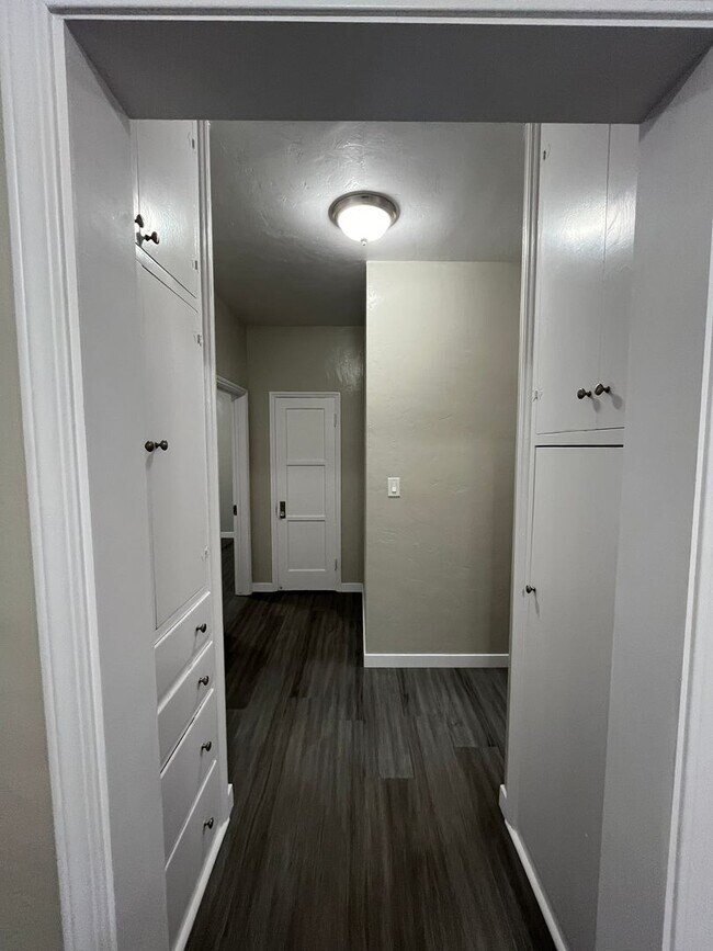 Building Photo - SPACIOUS 1 BEDROOM 1 BATH UPSTAIRS LOCATED NORTH OF DOWNTOWN LONG BEACH