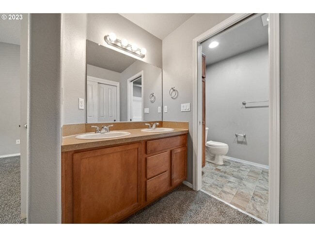 Building Photo - Stunning townhouse in Canby- 3 bed / 2.5 b...