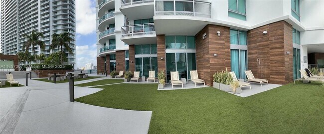 Building Photo - 350 S Miami Ave