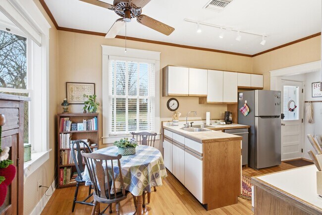 Building Photo - 303 Westwood Ave