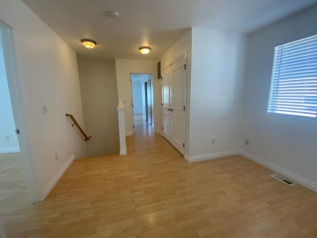 Building Photo - Newly Remodeled Puyallup Gem - Modern Comf...