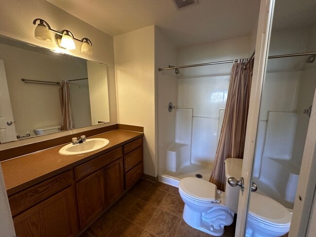 Building Photo - 3 Bedroom 2 Bath Single Family House