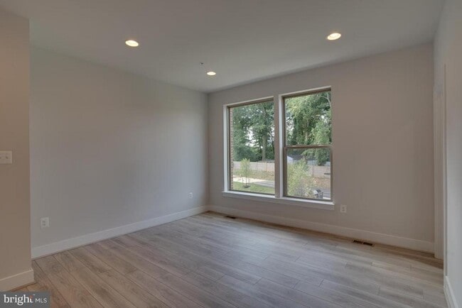 Building Photo - 5102 Oakmoore Dr