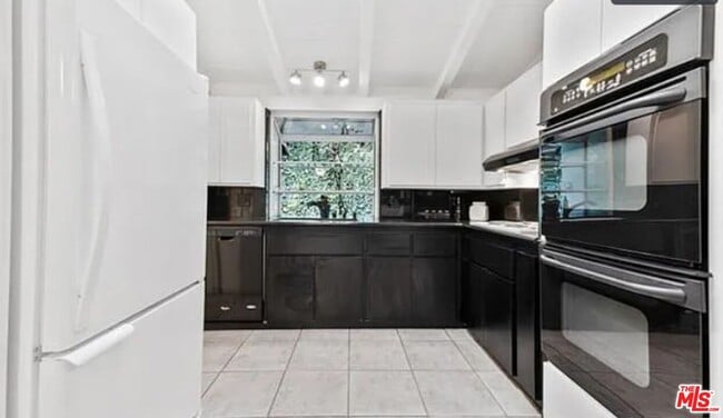Building Photo - 4363 Hayvenhurst Ave
