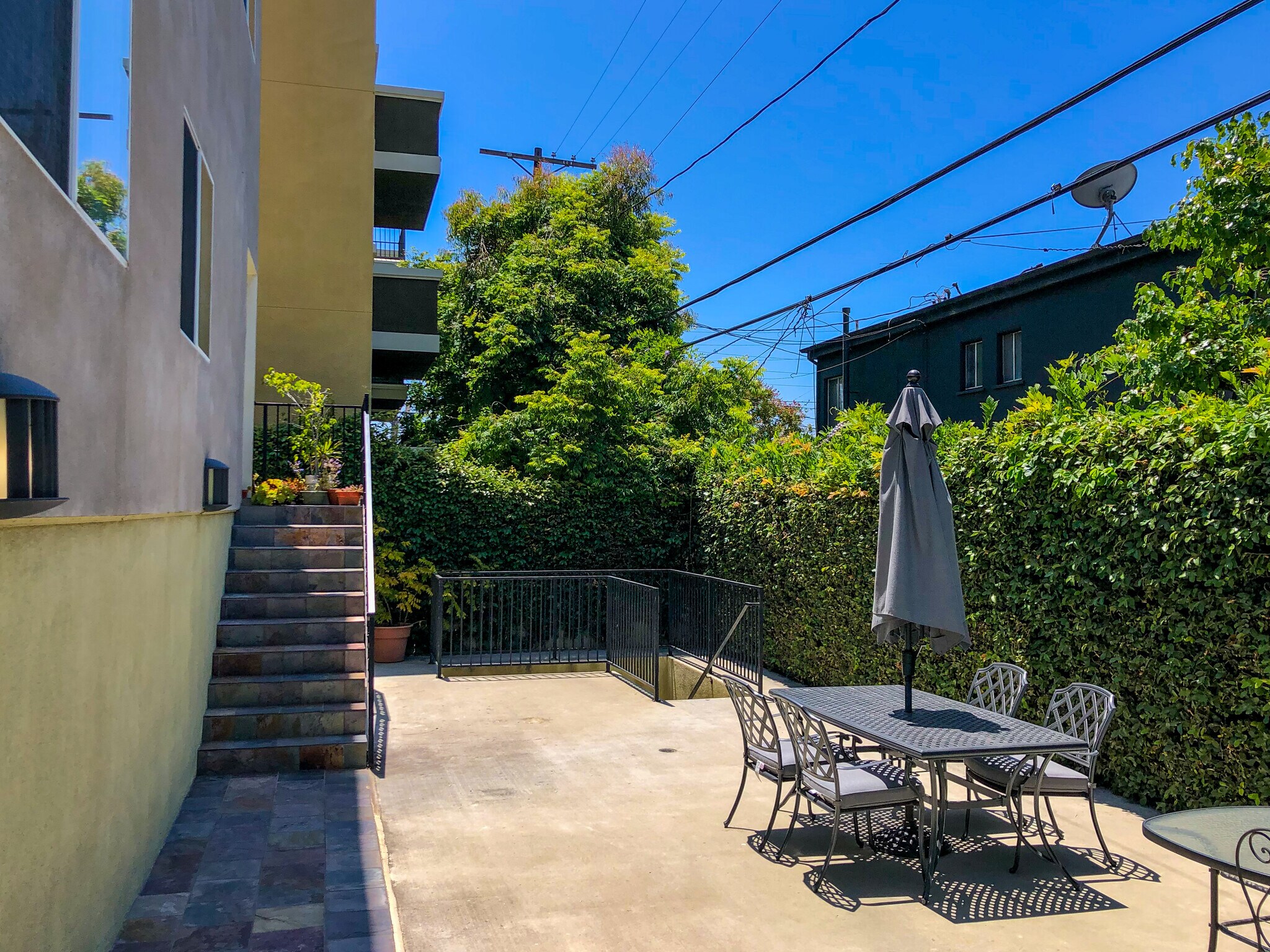 Building Photo - 2027 Beloit Ave