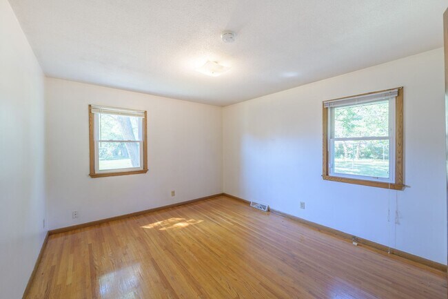 Building Photo - Beautiful 2Bed 1Bath Bloomington Twin Home...