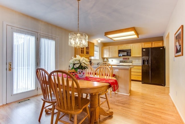 Building Photo - Great 3BR 2.5BA w/ Finished Basement! Excellent Location!