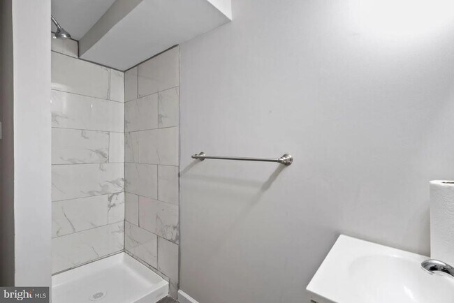 Building Photo - 910 N Kenwood Ave