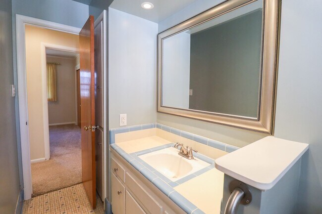 Building Photo - 3 Bed Mid-Town Beaut! Available for Immedi...