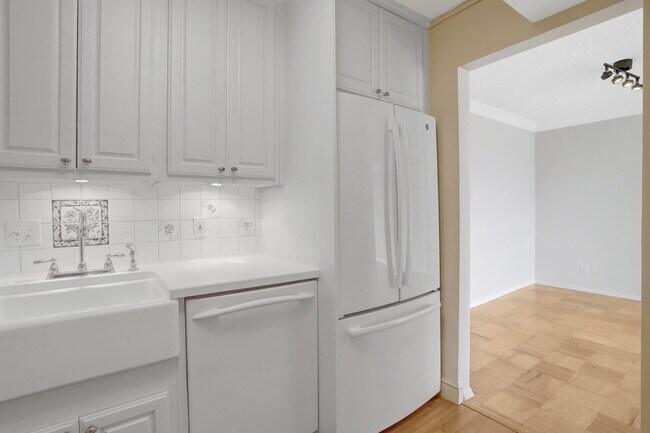 Building Photo - 3800 Fairfax Dr