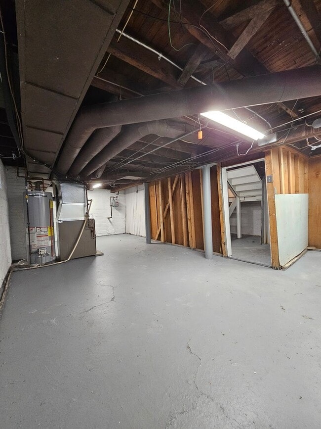 Building Photo - 3 Bed - 1 Full Bath Colonial available for...