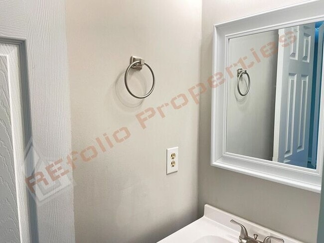 Building Photo - Carpetless 2 BD 2.5 Bath 2 Story Quadplex ...