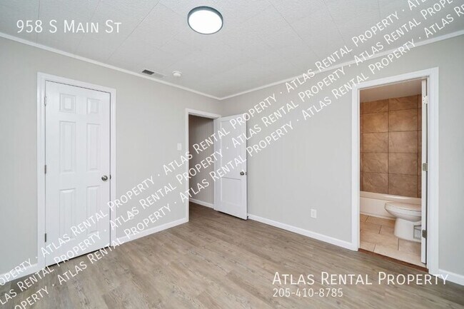 Building Photo - 958 S Main St