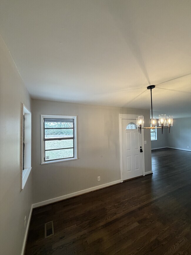 Building Photo - 853 Shades Crest Rd